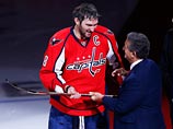 Овечкину вручили золотую клюшку в честь его 500-й шайбы в НХЛ