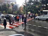 Сочинские малообеспеченные пенсионеры перекрыли главную улицу курорта и требуют вернуть льготный проезд в городском транспорте. В центре города образовалась огромная автомобильная пробка Сочинские малообеспеченные пенсионеры перекрыли главную улицу курорта и требуют вернуть льготный проезд в городском транспорте. В центре города образовалась огромная автомобильная пробка