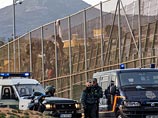 Мелилья находится на полуострове Трес Фокас на северо-востоке Марокко и отделена от континента 10-километровой стеной, за которой находится Марокко, окружающее анклав со всех сторон. Численность населения - около 80 тысяч человек Мелилья находится на полуострове Трес Фокас на северо-востоке Марокко и отделена от континента 10-километровой стеной, за которой находится Марокко, окружающее анклав со всех сторон. Численность населения - около 80 тысяч человек