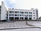 Своеобразная скульптура появилась на территории шестого корпуса Омского госуниверситета в городке Нефтяников. Неизвестные воткнули в сугроб замерзшего кота, предварительно выкрасив его синей краской Своеобразная скульптура появилась на территории шестого корпуса Омского госуниверситета в городке Нефтяников. Неизвестные воткнули в сугроб замерзшего кота, предварительно выкрасив его синей краской