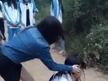 В Китае школьницы раздели и избили девочку, а прохожие сняли издевательства на видео