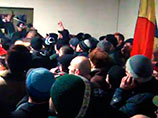 В ходе акции протестующим удалось прорвались через полицейский кордон в здание парламента, где намечено голосование по кандидатуре Филипа