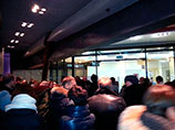 В Москве заемщики по валютной ипотеке провели в среду сразу две акции протеста - в отделениях банков "Дельта-кредит" и "ВТБ 24"