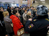 Около 50 протестующих пришли в отделение "ВТБ 24". С людьми, после того как они более часа провели в фойе, встретился начальник управления экономической безопасности Юрий Амельчук