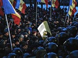 Как сообщает "Интерфакс", протестующие держат государственные флаги Молдавии и скандируют "Досрочные выборы!", "Долой парламент!", "Нет правительству олигархов!", "Бандитов - в тюрьму!"