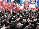 На многотысячной акции протеста в центре столицы Молдавии Кишинева оппозиция потребовала проведения досрочных выборов, передает Noi. Протесты продолжаются: как передает "Интерфакс", часть протестующих двинулась к Конституционному суду