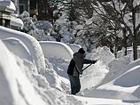 Крупнейший мегаполис США - Нью-Йорк - оживает после снежной бури, которая за сутки завалила город 70-сантиметровым слоем снега