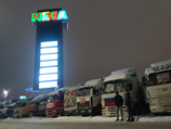 Между тем в Химках остаются около 15 фур, которые встали лагерем на стоянке у торговых центров МЕГА и "Икея" Между тем в Химках остаются около 15 фур, которые встали лагерем на стоянке у торговых центров МЕГА и "Икея"