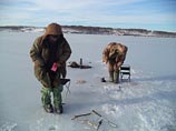 В Хабаровском крае спасли десятки рыбаков, оказавшихся на дрейфующей льдине в бухте Мучка