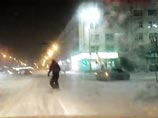 "Я с этого кайф имею": екатеринбургский экстремал прокатился по улицам города на сноуборде (ВИДЕО)