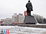 В Донецке подорвали памятник Ленину, но вождь устоял с поврежденной пяткой (ФОТО) В Донецке подорвали памятник Ленину, но вождь устоял с поврежденной пяткой (ФОТО)