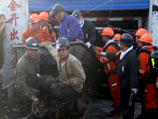 Всего под землей в результате инцидента оказались 17 горняков, из них ранее спасатели удалось извлечь четырех мужчин, один погиб, судьба остальных остается неизвестной