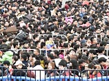 Примерно 100 тысяч пассажиров скопилось на Центральном вокзале города Гуанчжоу на юге Китая, обслуживающем скоростные поезда, пишет The Wall Street Journal со ссылкой на местные СМИ