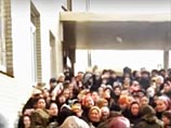 Жители дагестанского города Хасавюрт вышли на митинг у здания перинатального центра, где 29 января скончалась роженица Залина Далиева после сделанного ей кесарева сечения Жители дагестанского города Хасавюрт вышли на митинг у здания перинатального центра, где 29 января скончалась роженица Залина Далиева после сделанного ей кесарева сечения