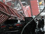 По информации источника, погибший был одним из строителей, который работал на башенном кране. Двое пострадавших, находившиеся в автомобиле, оказались придавлены металлическими конструкциями По информации источника, погибший был одним из строителей, который работал на башенном кране. Двое пострадавших, находившиеся в автомобиле, оказались придавлены металлическими конструкциями