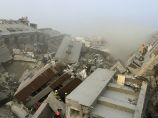 Землетрясение на Тайване обрушило 17-этажный жилой дом с сотнями людей