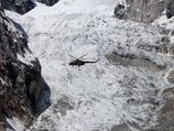 На леднике Сиачен неподалеку от границы с Пакистаном нашли живым солдата, который шесть дней назад вместе с товарищами оказался погребенным под снегом, когда снежная лавина накрыла армейскую заставу