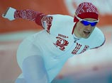 Денис Юсков выиграл забег на 1500 метров на чемпионате мира по конькобежному спорту в подмосковной Коломне и стал первым в истории конькобежцем, победившим на "полуторке" на трех первенствах планеты подряд