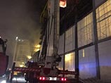 От загоревшихся установок на дизельном топливе огонь распространился по лесам, охватив с 11 по 25 этажи. Более сотни рабочих успели эвакуировать.