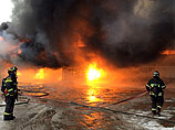 В Москве загорелся ангар: площадь пожара достигала 700 кв. м
