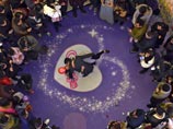 Китай отпраздновал День всех влюбленных экспериментом по "молодежному состариванию", конкурсом поцелуев и предложением руки и сердца в воздухе (ФОТО)
