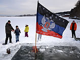 Виталий Панасюк с флагом ДНР