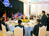 Лидер Северной Кореи Ким Чен Ын и члены Центрального комитета Трудовой партии КНДР устроили торжественное застолье в честь запуска спутника "Кванмёсон-4", который состоялся 7 февраля