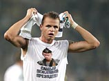 Футболисту московского клуба "Локомотив" Дмитрию Тарасову грозит дисквалификация после того, как по окончанию матча с турецким "Фенербахче" в Стамбуле он прошелся по полю в майке с изображением президента России Владимира Путина Футболисту московского клуба "Локомотив" Дмитрию Тарасову грозит дисквалификация после того, как по окончанию матча с турецким "Фенербахче" в Стамбуле он прошелся по полю в майке с изображением президента России Владимира Путина