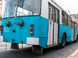 В Екатеринбурге горожане вытолкали троллейбус, который не давал проехать трамваям (ВИДЕО)