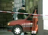 22-летний немец на своем автомобиле Volkswagen Golf попытался сквозь стеклянные витрины прорваться внутрь здания. Машина застряла