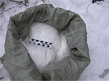 В результате осмотра места "закладки" обнаружен полимерный мешок со свертками, содержащими вещество белого цвета
