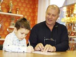 Футбольный клуб "Урал" заключил контракт с пятилетним мальчиком Футбольный клуб "Урал" заключил контракт с пятилетним мальчиком
