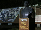 Лев Шлосберг потребовал демонтировать бюст Сталина, установленный при поддержке возглавляемой Мединским организации Лев Шлосберг потребовал демонтировать бюст Сталина, установленный при поддержке возглавляемой Мединским организации
