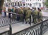 В Ростове-на-Дону группа военных, отслуживших по контракту в Чечне, перекрыла входы в здание штаба Северо-Кавказского военного округа В Ростове-на-Дону группа военных, отслуживших по контракту в Чечне, перекрыла входы в здание штаба Северо-Кавказского военного округа