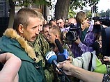 Причина, побудившая их на этот отчаянный поступок, - невыплата денег, которые им причитаются за службу в Чечне Причина, побудившая их на этот отчаянный поступок, - невыплата денег, которые им причитаются за службу в Чечне