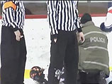 В Канаде на буйного хоккеиста во время матча надели наручники 
