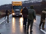 Несмотря на то, что власти Украины согласились с предложением России о возобновлении грузовых перевозок, активисты из партии "Свобода" заявили о возобновлении акции по блокированию проезда российских грузовиков