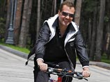 Премьер-министр Дмитрий Медведев рассказал, что старается каждый день кататься на велосипеде, в том числе зимой. Речь об этом зашла на его встрече в Калининграде с местным активом партии "Единая Россия", председателем которой он является
