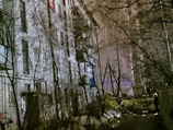 В Екатеринбурге башенный кран рухнул на жилой дом