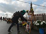 В субботу в столице пройдет марш памяти, а с самого утра граждане возлагают цветы к импровизированному мемориалу Немцова на Большом Москворецком мосту
