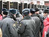 Столичные правоохранительные органы усилили меры безопасности в центре Москвы на подходах к месту, где год назад был убит оппозиционный политик Борис Немцов