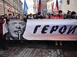 В первую годовщину убийства у стен Кремля, на Большом Москворецком мосту, оппозиционного политика Бориса Немцова акции в память о нем проходят более чем в 60 городах и не только в России, но и по всему миру