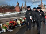 Московская полиция вынуждена ограничить проход по Большому Москворецкому мосту, куда в годовщину убийства Немцова пошли возложить цветы многие участники многотысячного шествия памяти