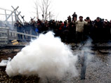 Полиция Македонии применила слезоточивый газ против сотен мигрантов и беженцев, штурмующих ее границу со стороны Греции. По данным очевидцев, стражи порядка несколько раз распылили слезоточивый газ в толпу