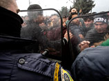 Стычки между мигрантами и полицией начались после того, как беженцам ограничили перемещение через Балканы