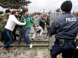 Полиция Македонии применила слезоточивый газ против беженцев, штурмующих ее границу