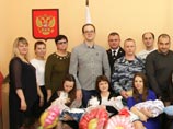 Новорожденным россиянам вручили повестки в военкоматы на 2032 год, а их родителей привели к клятве