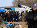Возле сносимого лагеря беженцев во французском Кале произошли столкновения между полицией и мигрантами