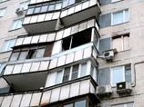 Окна и балкон квартиры дома на улице Народного ополчения в Москве, в которой няня, подозреваемая в убийстве 4-летнего ребенка, совершила поджог