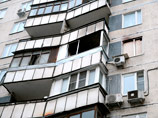 Окна и балкон квартиры дома на улице Народного ополчения в Москве, в которой няня, подозреваемая в убийстве 4-летнего ребенка, совершила поджог Окна и балкон квартиры дома на улице Народного ополчения в Москве, в которой няня, подозреваемая в убийстве 4-летнего ребенка, совершила поджог